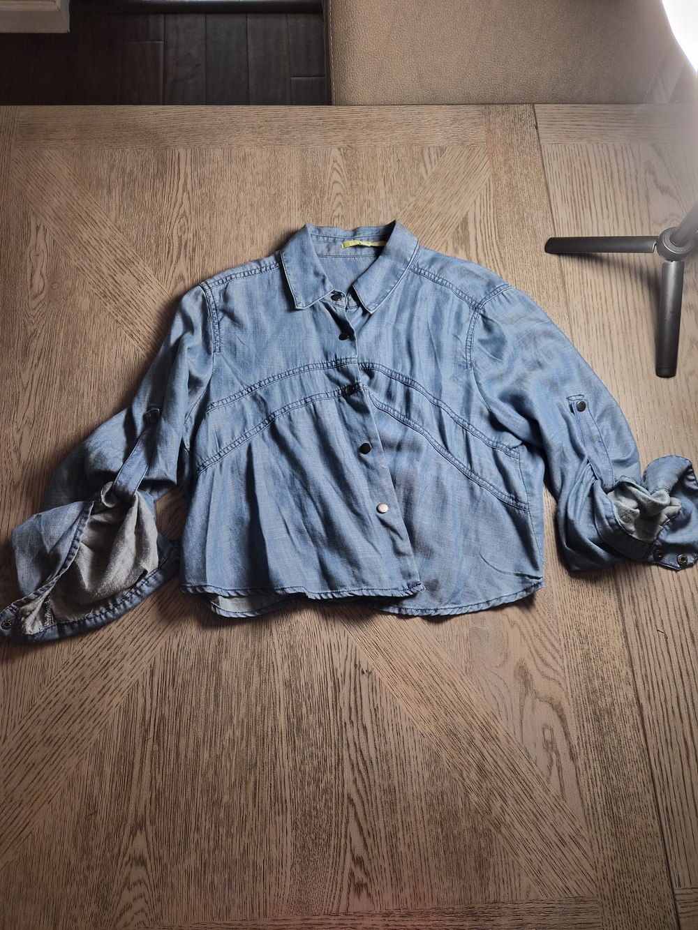 Gianni Bini Light Blue Denim Button-Front Cropped Shirt